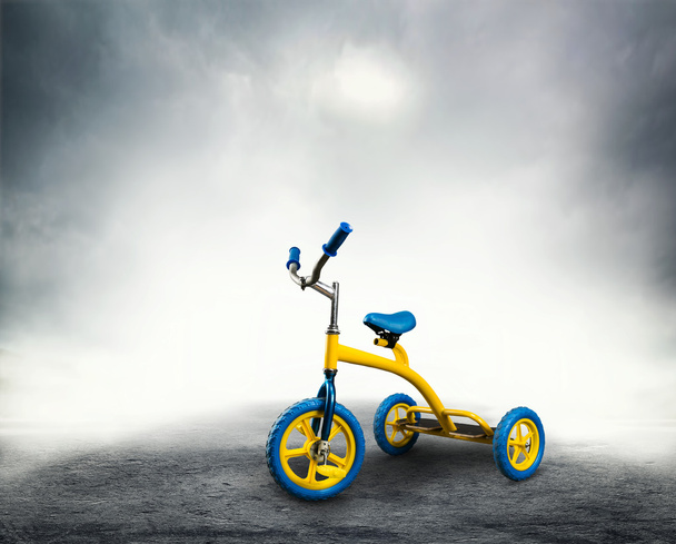 Bicicleta de niño amarillo
 - Foto, imagen