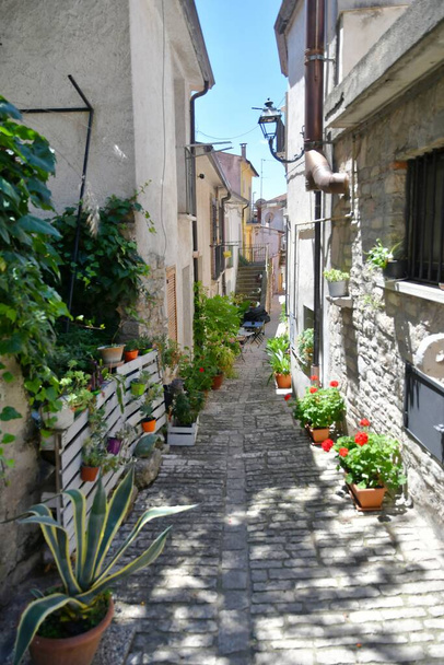 Вузька вулиця між старими будинками П "єтреліни, село в провінції Беневенто (Італія).. - Фото, зображення