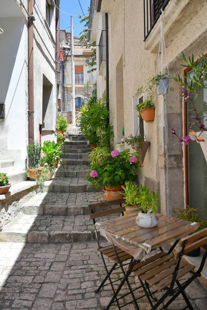 Вузька вулиця між старими будинками П "єтреліни, село в провінції Беневенто (Італія).. - Фото, зображення