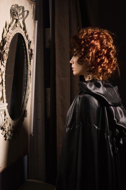 Bardzo ładna kobieta vamp patrząc na jej odbicie w lustrze - Zdjęcie, obraz