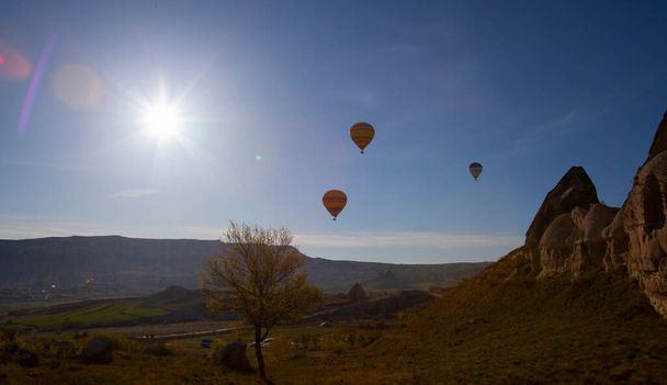 Cappadocia is the region that emerged when the soft layers formed by lava and ashes erupted by Erciyes, Hasanda and Gllda 60 million years ago were eroded by rain and wind over millions of years. - Foto, Bild