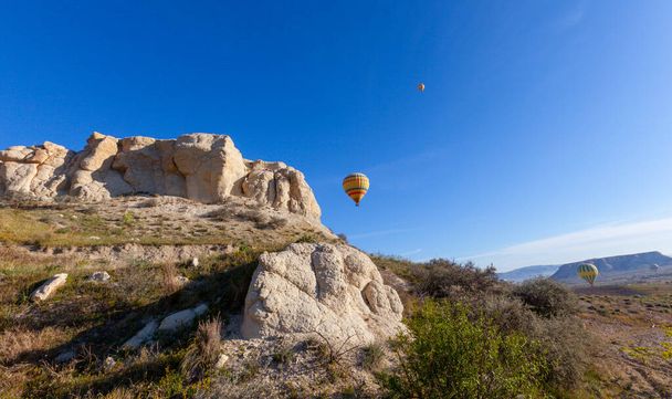 Cappadocia is the region that emerged when the soft layers formed by lava and ashes erupted by Erciyes, Hasanda and Gllda 60 million years ago were eroded by rain and wind over millions of years. - Foto, Imagen