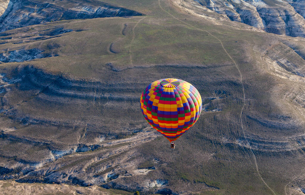 Cappadocia is the region that emerged when the soft layers formed by lava and ashes erupted by Erciyes, Hasanda and Gllda 60 million years ago were eroded by rain and wind over millions of years. - Foto, imagen
