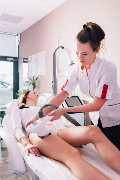 Cellulite reduction endermologie treatment on woman tighs in a beauty salon - Valokuva, kuva