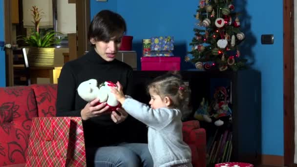 Anya és a gyermek nyitott karácsonyi jelen ajándék téli ünnepek alatt - Felvétel, videó