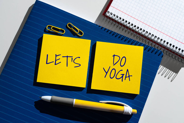 Написання тексту Let S Is Do Yoga, Бізнес ідея Прямий момент для роботи з медитацією і навчанням Важливі новини представлені на двох Sticky Notes On Desk With Notebook And Pen. - Фото, зображення