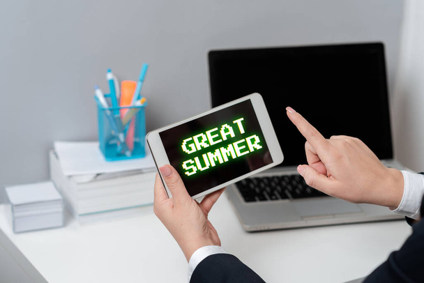 Text sign showing Great Summer, Conceptual photo Having Fun Good Sunshine Going to the beach Enjoying outdoor Businesswoman Holding Tablet And Pointing With One Finger On Important News - Foto, imagen