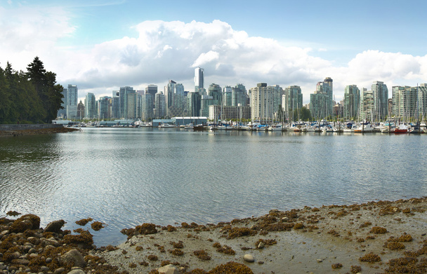 Vancouver városára és a vízpart, a Stanley Parktól. Kanada - Fotó, kép