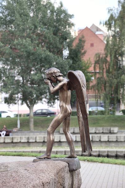 Monumento de anjo chorando em Minsk
 - Foto, Imagem
