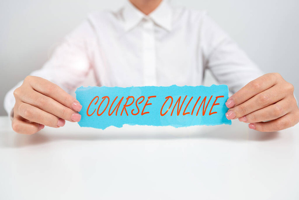 Text sign showing Course Online, Concept meaning eLearning Electronic Education Distant Study Digital Class Businesswoman Holding Note With Important Message On Office Desk. - Foto, immagini