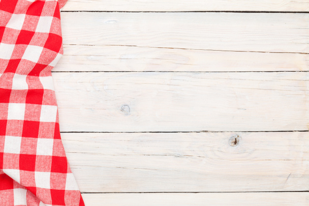 Punainen pyyhe yli puinen keittiö pöytä
 - Valokuva, kuva