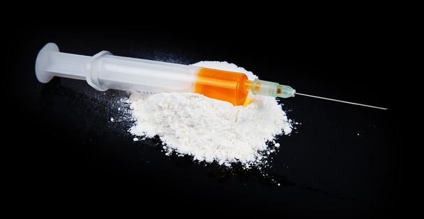 Cocaína y jeringa
 - Foto, imagen