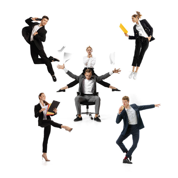 Робочий процес. Молоді люди, офісні працівники стрибають і танцюють в повсякденному одязі і діловому костюмі з папками, кавою, планшетом на білому тлі. Бізнес, стартап, команда, рух, дія. Креативний
 - Фото, зображення