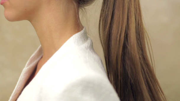 Kaunis nainen kampaus hänen pitkät hiukset, joten poninhäntä
 - Materiaali, video