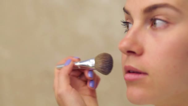 Pretty woman applying make up - Video, Çekim