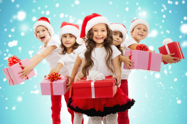 Grupo de crianças felizes em chapéu de Natal com presentes
 - Foto, Imagem