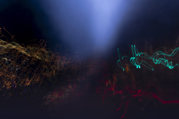 fantasia di luci colorate, fotografia notturna con soggetto una strada cittadina ripresa dall'auto in corsa - Фото, изображение