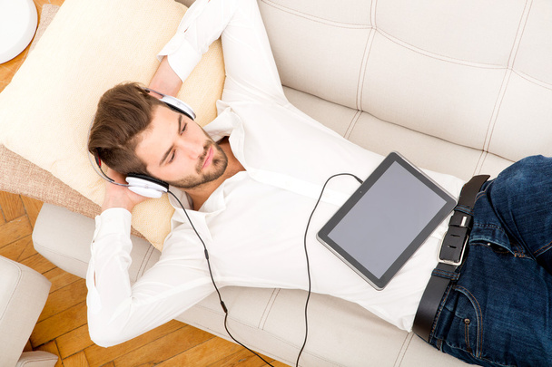 Young man listening to music	 - Foto, imagen
