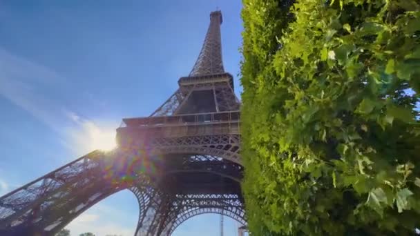 Πύργος του Άιφελ στο Champs de Mars στο Παρίσι, Γαλλία. Μπλε συννεφιασμένο ουρανό την ημέρα του καλοκαιριού με πράσινο γκαζόν. Υψηλής ποιότητας 4k πλάνα - Πλάνα, βίντεο