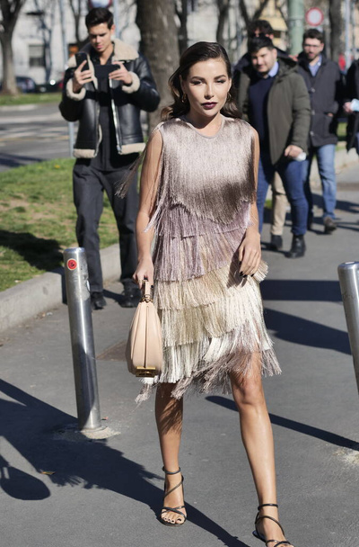 Η blogger μόδας Karina ποζάρει για φωτογράφους πριν την επίδειξη μόδας Fendi κατά τη διάρκεια της εβδομάδας μόδας στο Μιλάνο - Φωτογραφία, εικόνα