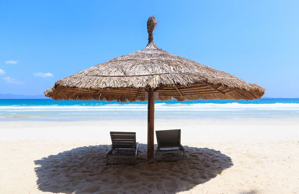 Tenda e lounge na praia de areia branca tropical Doc Let, nha trang, Vietnã
 - Foto, Imagem
