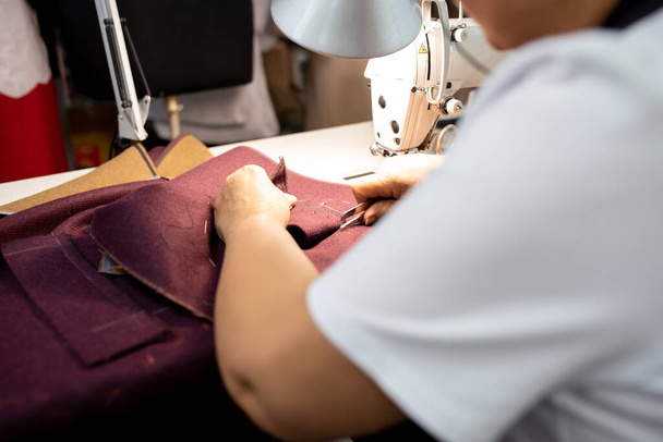 Женские руки пришивают кусочки ткани к швейной машинке крупным планом. горизонтальная рамка - Фото, изображение