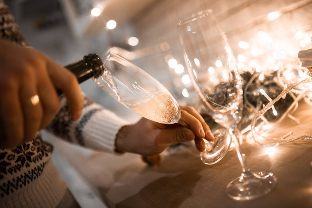 Lidé cinkají sklenicemi šampaňského o rozmazané pozadí, detailní záběr. Efekt Bokeh - Fotografie, Obrázek