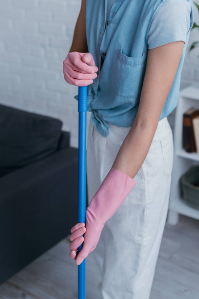 cropped view of woman cleaning house in rubber gloves - Zdjęcie, obraz