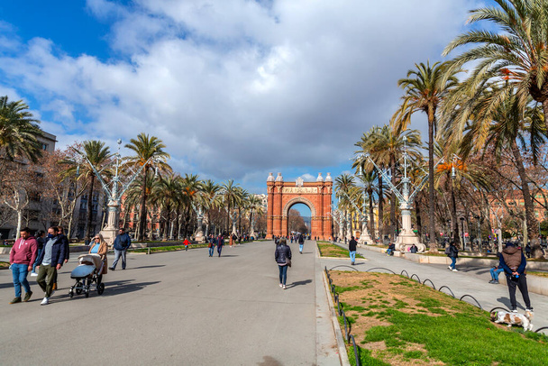 Barcelona, Spain - February 10, 2022: The Triumphal Arch or Arc de Triomf in Catalan, built by Josep Vilaseca i Casanovas as the main access gate for the 1888 Barcelona World Fair. - Foto, Bild