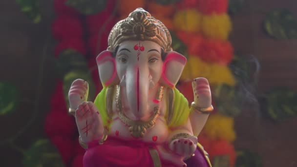 Ganesha ινδουιστικό άγαλμα με πολύχρωμο καπνό στην Ινδία - Πλάνα, βίντεο