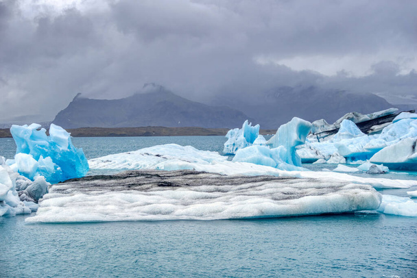 Льодовик плаває в льодовиковій лагуні Йокулсарлон в Ісландії - найвідоміша туристична пам "ятка - Фото, зображення