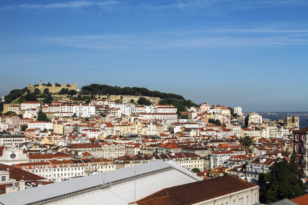 Όμορφο κέντρο της πόλης της Λισαβόνας με ορόσημο κάστρο Sao Jorge - Φωτογραφία, εικόνα