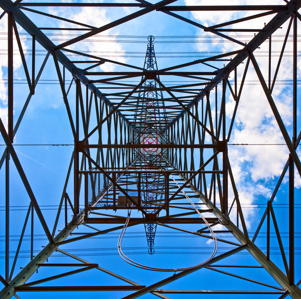 Wieża energii elektrycznej z błękitnego nieba - Zdjęcie, obraz