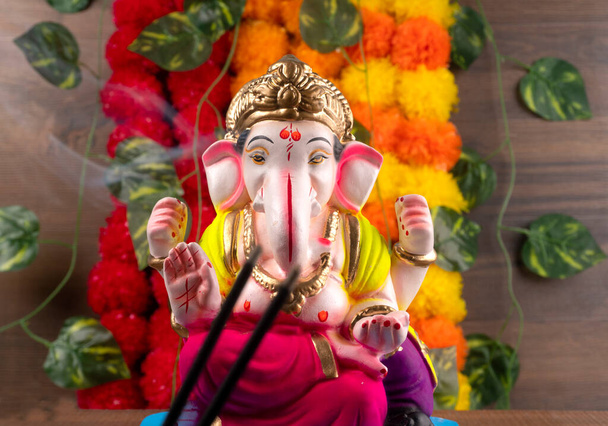 Statue hindoue Ganesha avec des bâtons brûlants - Photo, image