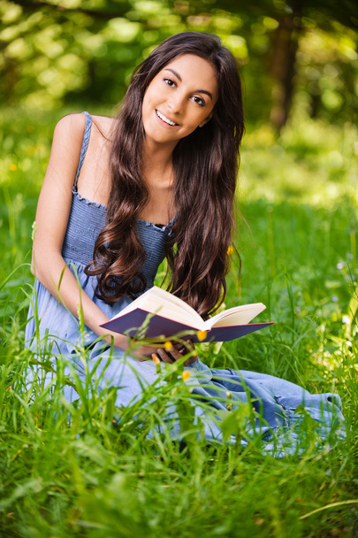 portret pięknej młodej kobiety długowłosy z książki - Zdjęcie, obraz