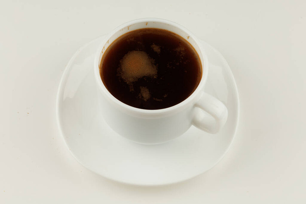 Кофе в белой чашке изолировать - Фото, изображение
