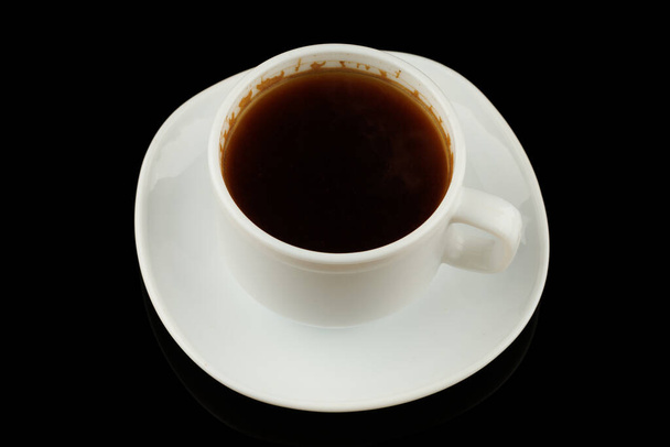 Café en una taza blanca sobre un fondo negro - Foto, imagen