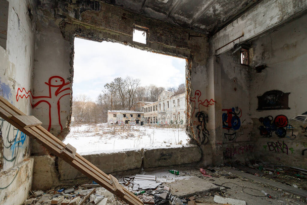 Львов, Украина - 12 января 2022 года: разрушенное ветхое здание. Помещения разбиты окна - Фото, изображение