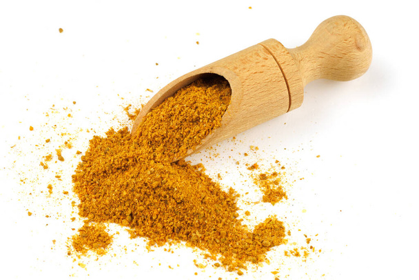 Curry powder seasoning in a scoop - Foto, Bild