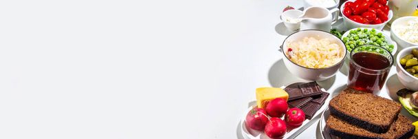 Aliments postbiotiques, prébiotiques et probiotiques avec capsules médicinales. Set Super Healthy Fermented Food Sources, boissons, ingrédients, sur fond de marbre blanc - Photo, image