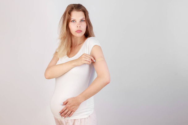 pregnant woman with vaccine on white background - Foto, afbeelding