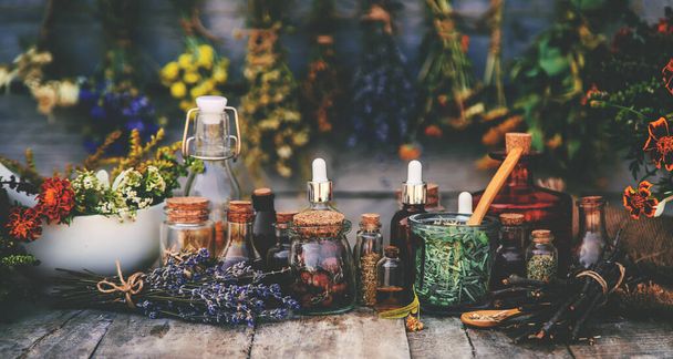 Medicinal herbs and tinctures homeopathy. Selective focus. Nature. - Foto, imagen