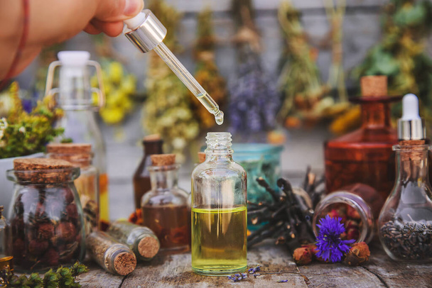 Medicinal herbs and tinctures homeopathy. Selective focus. Nature. - Foto, immagini