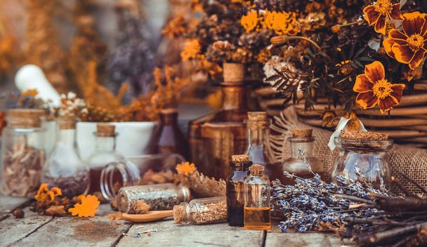 Medicinal herbs and tinctures homeopathy. Selective focus. Nature. - Foto, Imagen