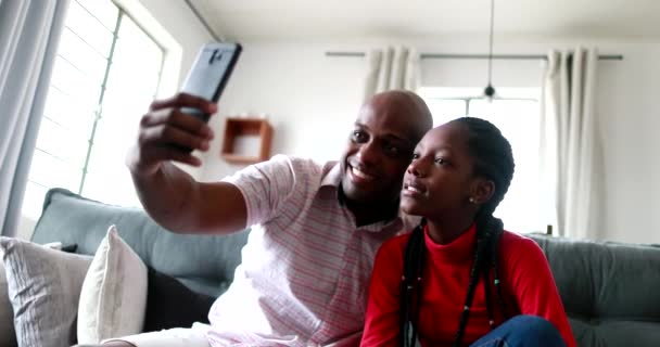 Tata i córka robią sobie selfie smartfonem - Materiał filmowy, wideo