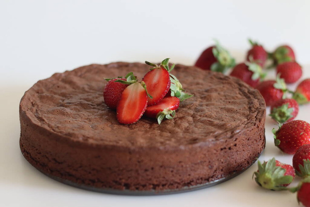 Torta caprese. Chocolate and almond cake. A yummy chocolaty flourless cake from the Capri island of Italy. With a wonderful texture of ground almonds, this cake goes well with fresh strawberries - Valokuva, kuva