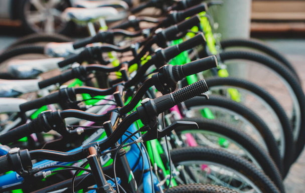 Bicycles on the street. Bike rental service. - Foto, Bild