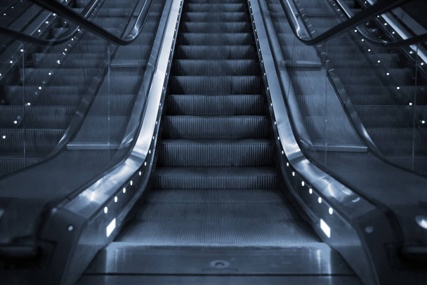 Escalera eléctrica en metro. Escalera móvil
. - Foto, imagen