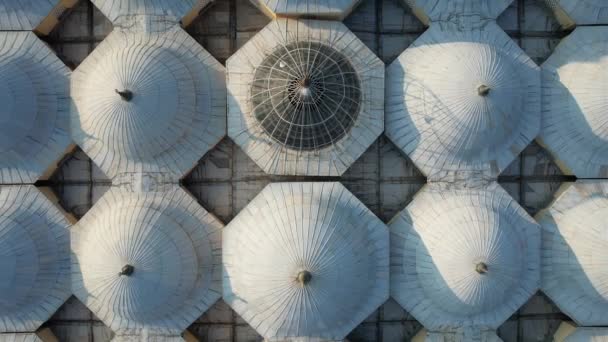 Бурса величний купол мечеті, безпілотний вид з купола Великої мечеті Бурси, отоманеврова архітектура купола. - Кадри, відео