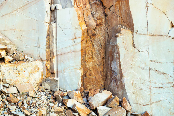 Crumbling sandstone stones, beautiful bright rocks, stone texture - Foto, Imagen